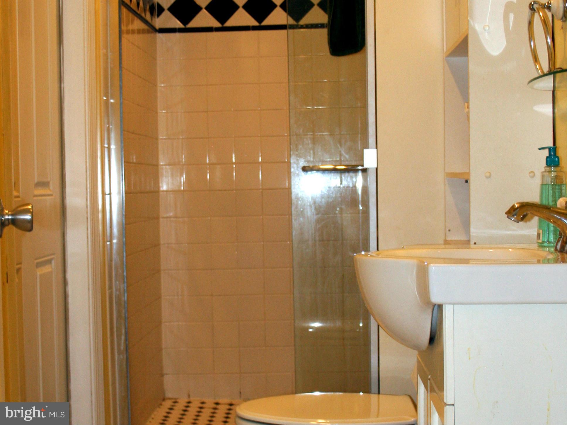7412 Castle Road Manassas, VA 20109 - Photo 4 of 15 Bath