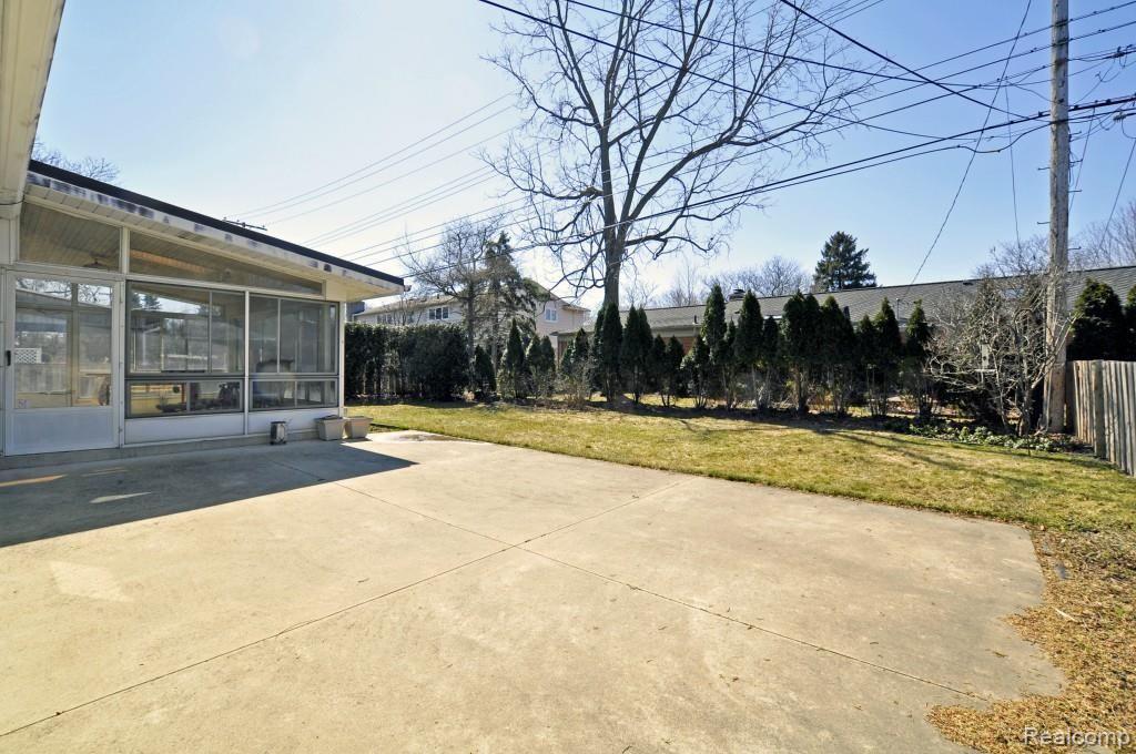 557 Robert John Street Grosse Pointe, MI 48236 - Photo 37 of 41 36.jpg