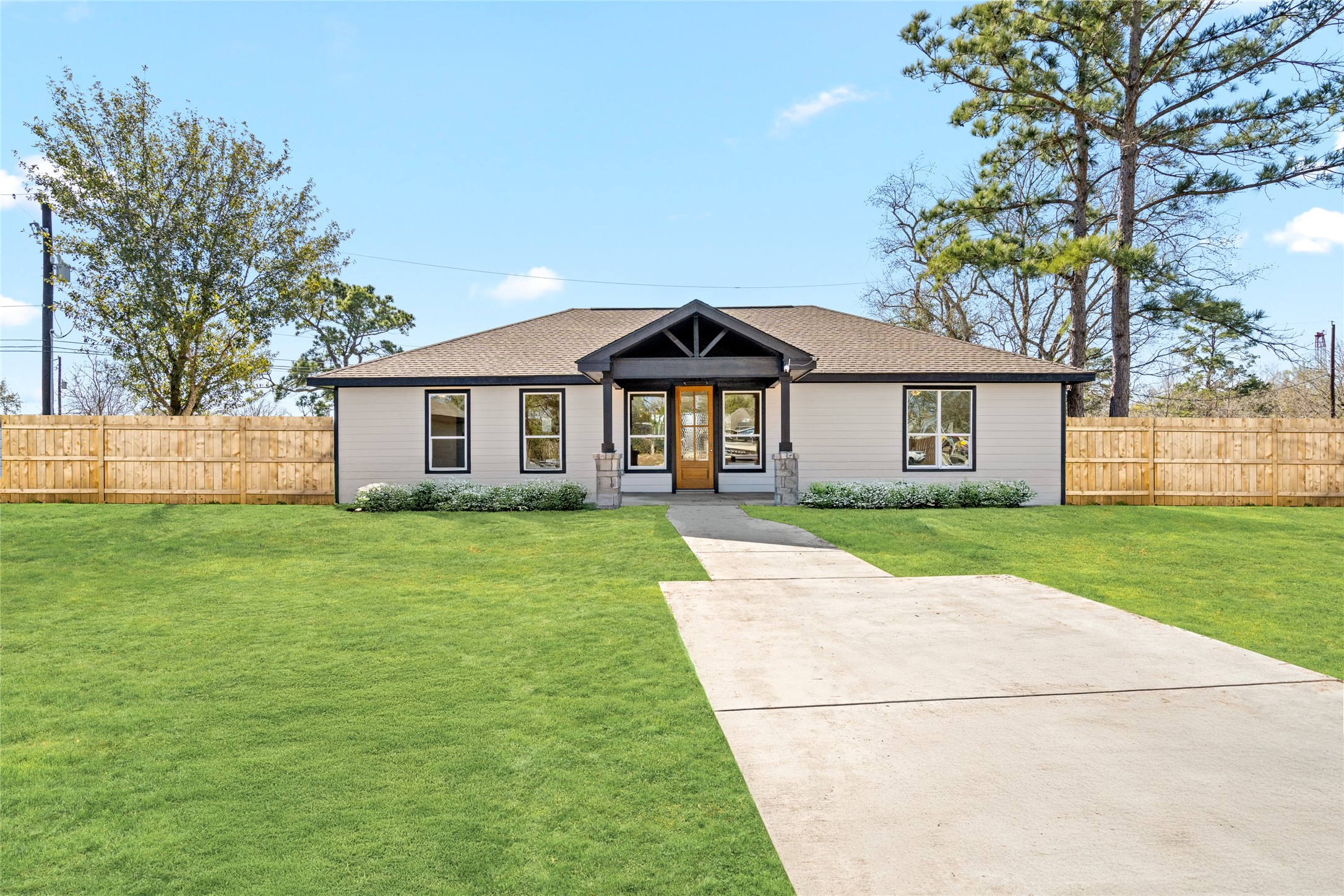 4654 North Teague Street Rosharon, TX 77583 - Photo 3 of 46 A slightly angled front
perspective captures the
home’s balance and
symmetry, inviting guests
into a home that effortlessly
blends contemporary design
with cozy appeal.