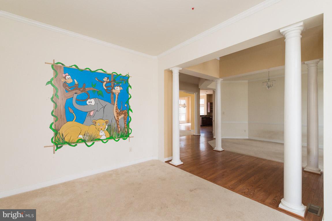 8031 High Castle Road Ellicott City, MD 21043 - Photo 4 of 23 Living Room
