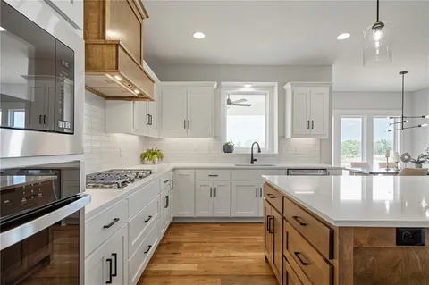 $658,500 | 25010 West 142nd Street, Olathe, KS 66061