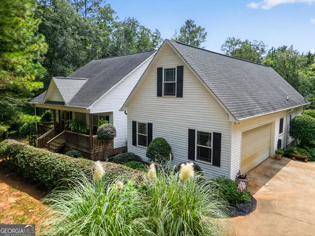 a view of a pathway in outside of the house