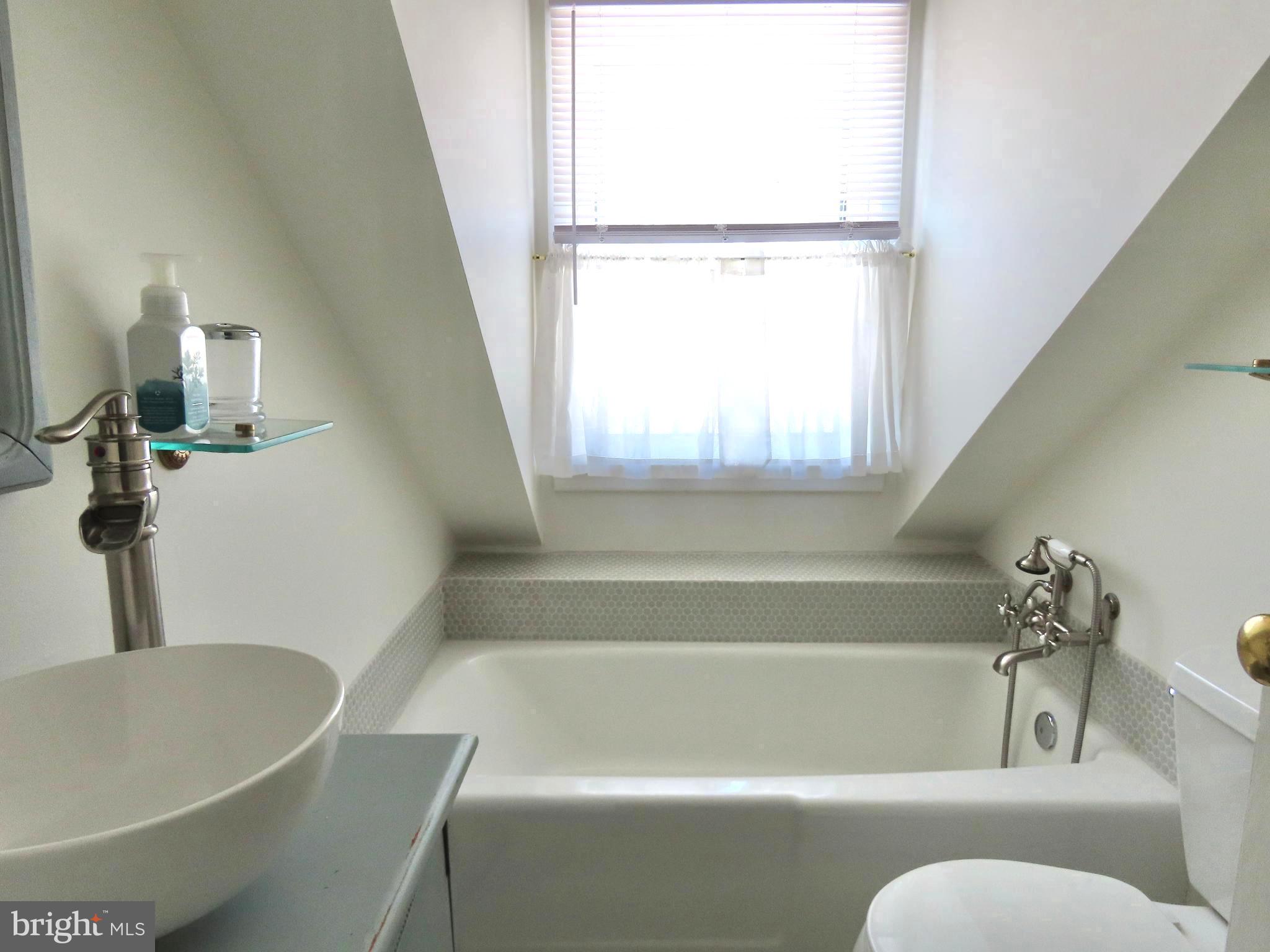 509 Main Street Washington, VA 22747 - Photo 24 of 35 Private bath for 2nd bedroom