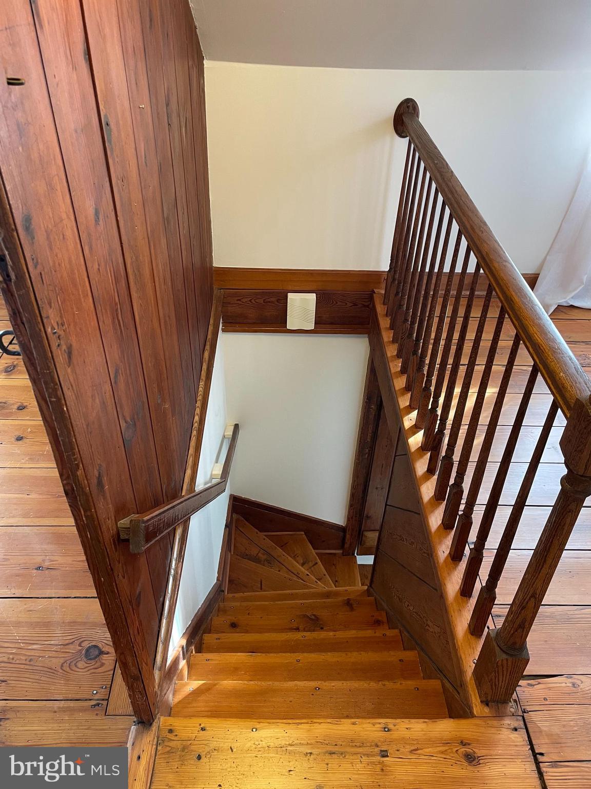 509 Main Street Washington, VA 22747 - Photo 29 of 35 Original staircase