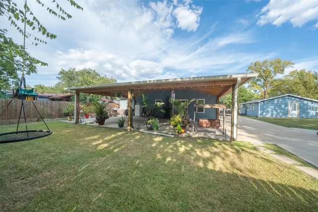 a view of a backyard