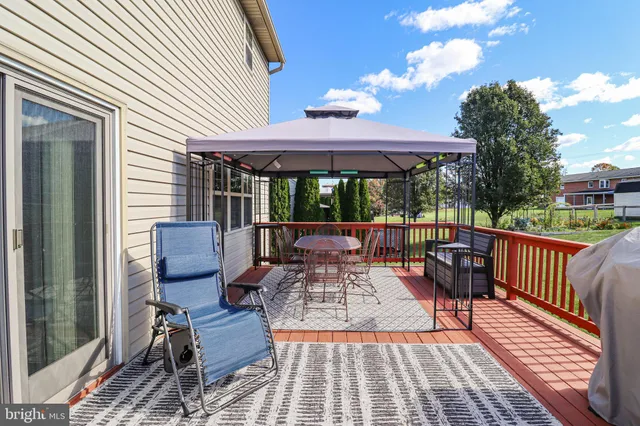 a view of a back yard