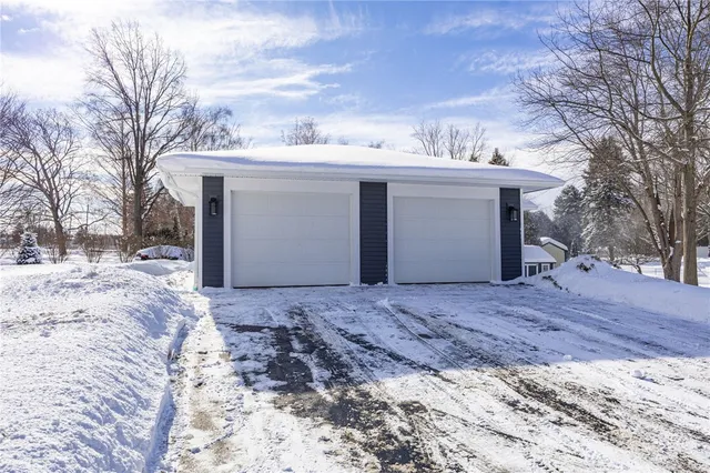 $279,900 | 7497 Lake Avenue, Williamson, NY 14589