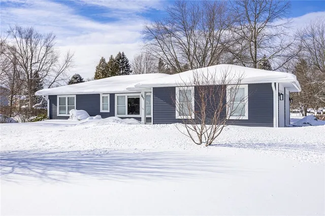 $279,900 | 7497 Lake Avenue, Williamson, NY 14589