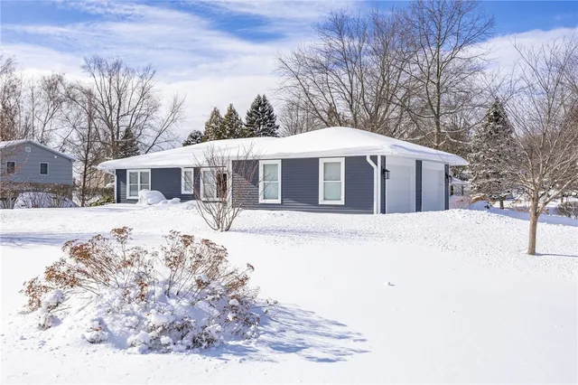 $279,900 | 7497 Lake Avenue, Williamson, NY 14589