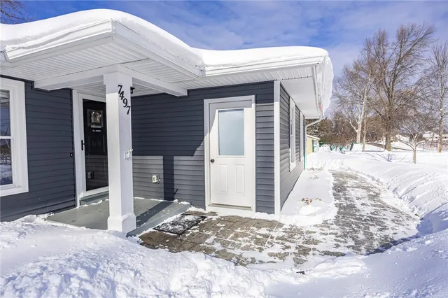 $279,900 | 7497 Lake Avenue, Williamson, NY 14589