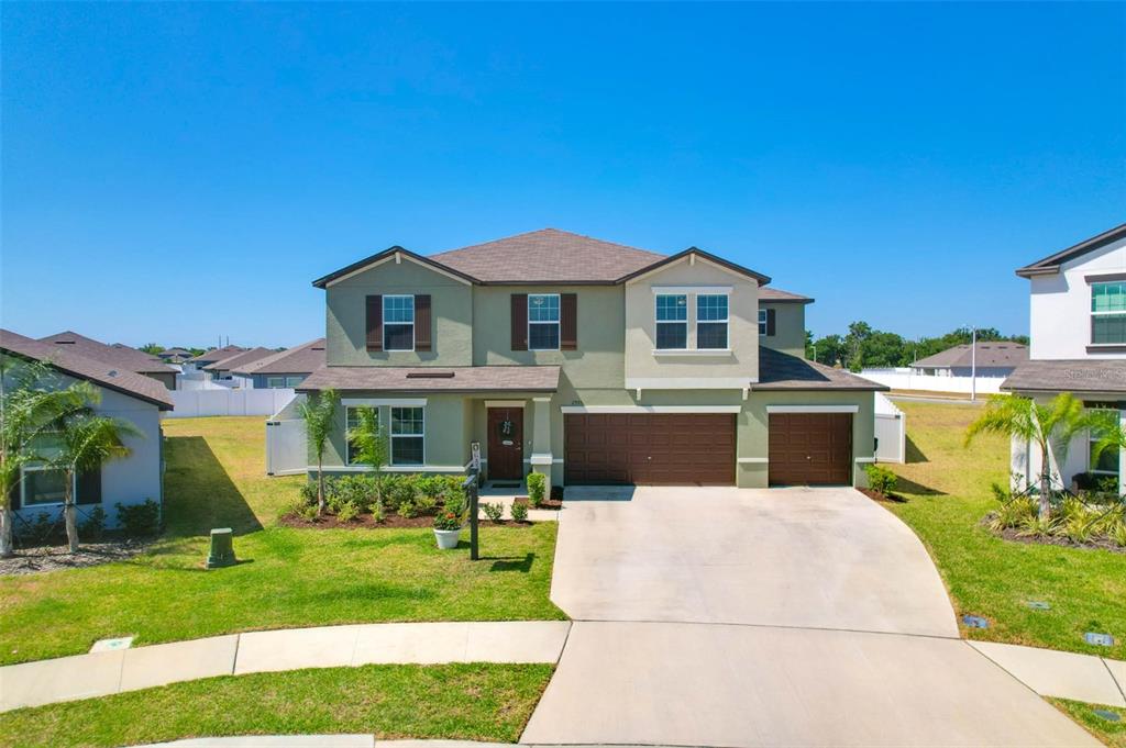 a view of house with a yard