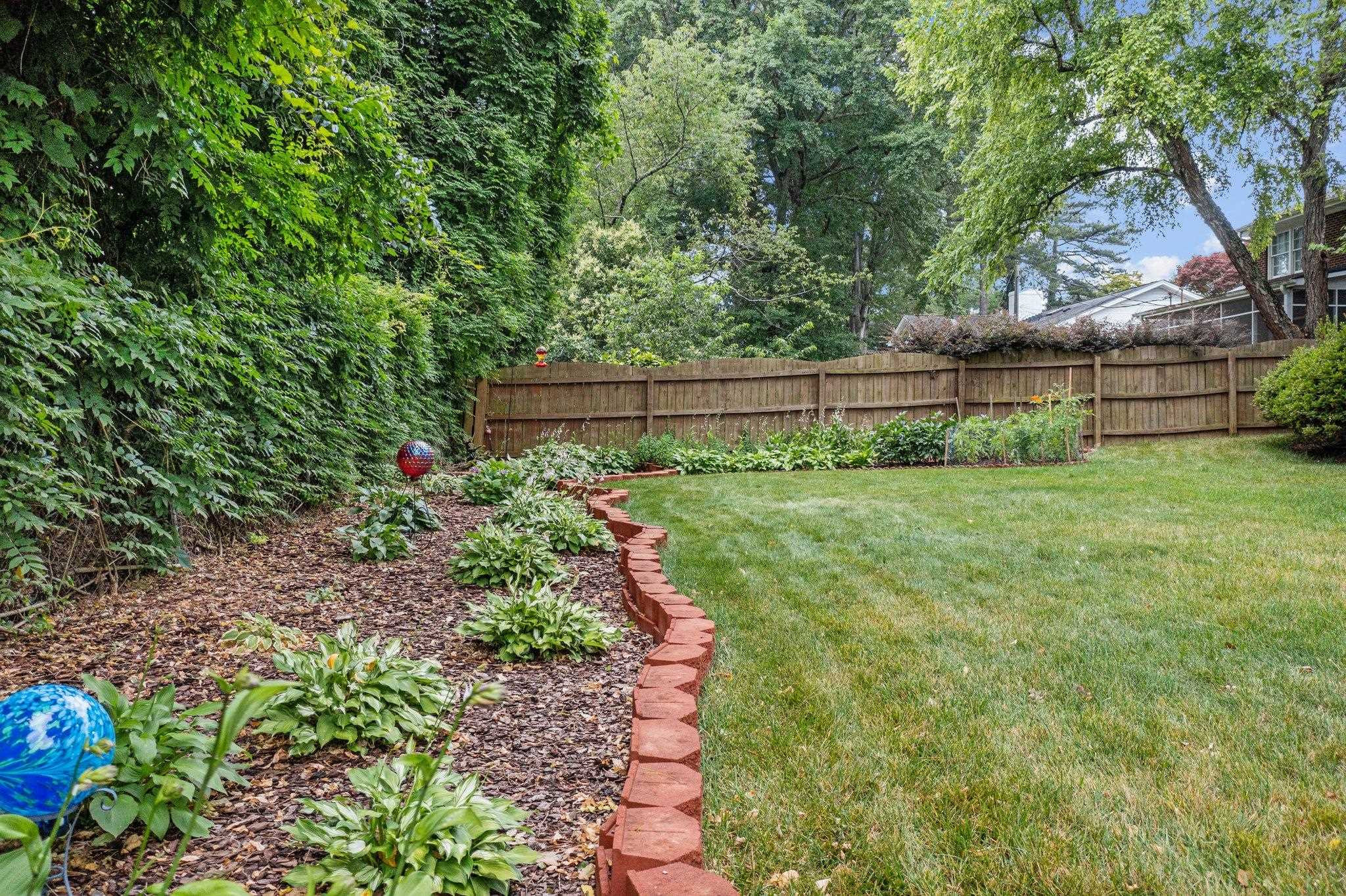 1016 Deerfield Road Raleigh, NC 27609 - Photo 29 of 32 Yard