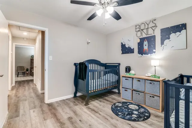 a view of livingroom with furniture and entryway