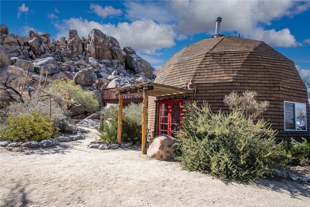 66075 Foothill Drive Joshua Tree, CA 92252 - Photo 29 of 53 a front view of a house