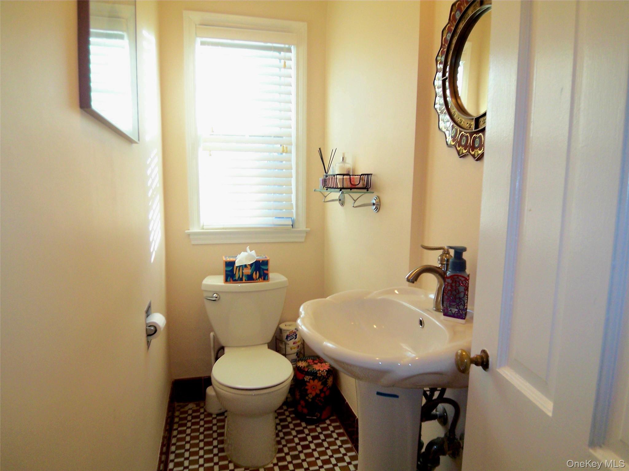 40 Harding Parkway Mount Vernon, NY 10552 - Photo 31 of 35 Powder Room 1st floor