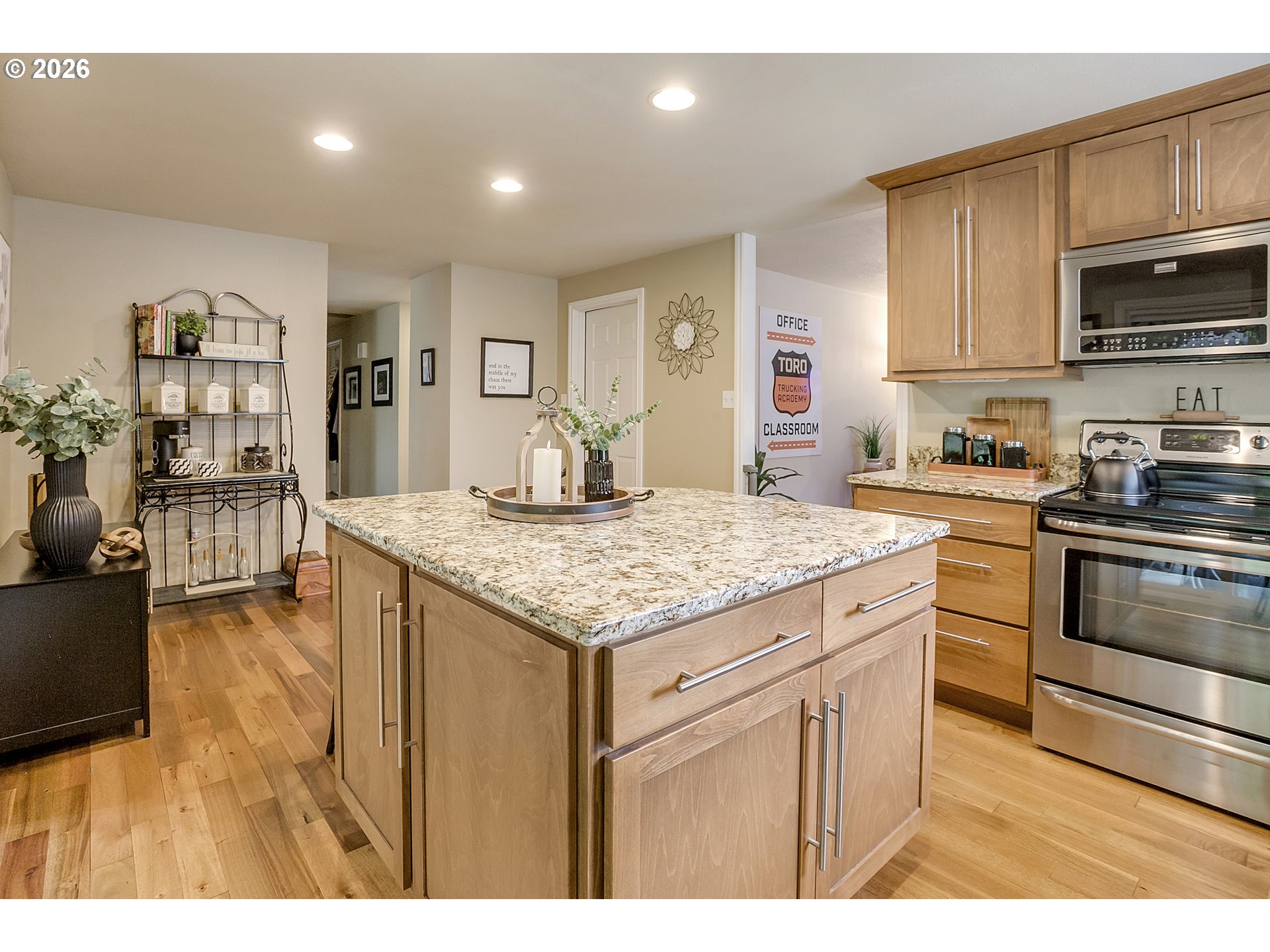 7165 Southwest Sorrento Road Beaverton, OR 97008 - Photo 21 of 48 Kitchen/Nook