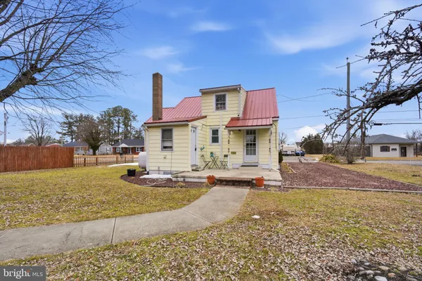 a front view of house with yard