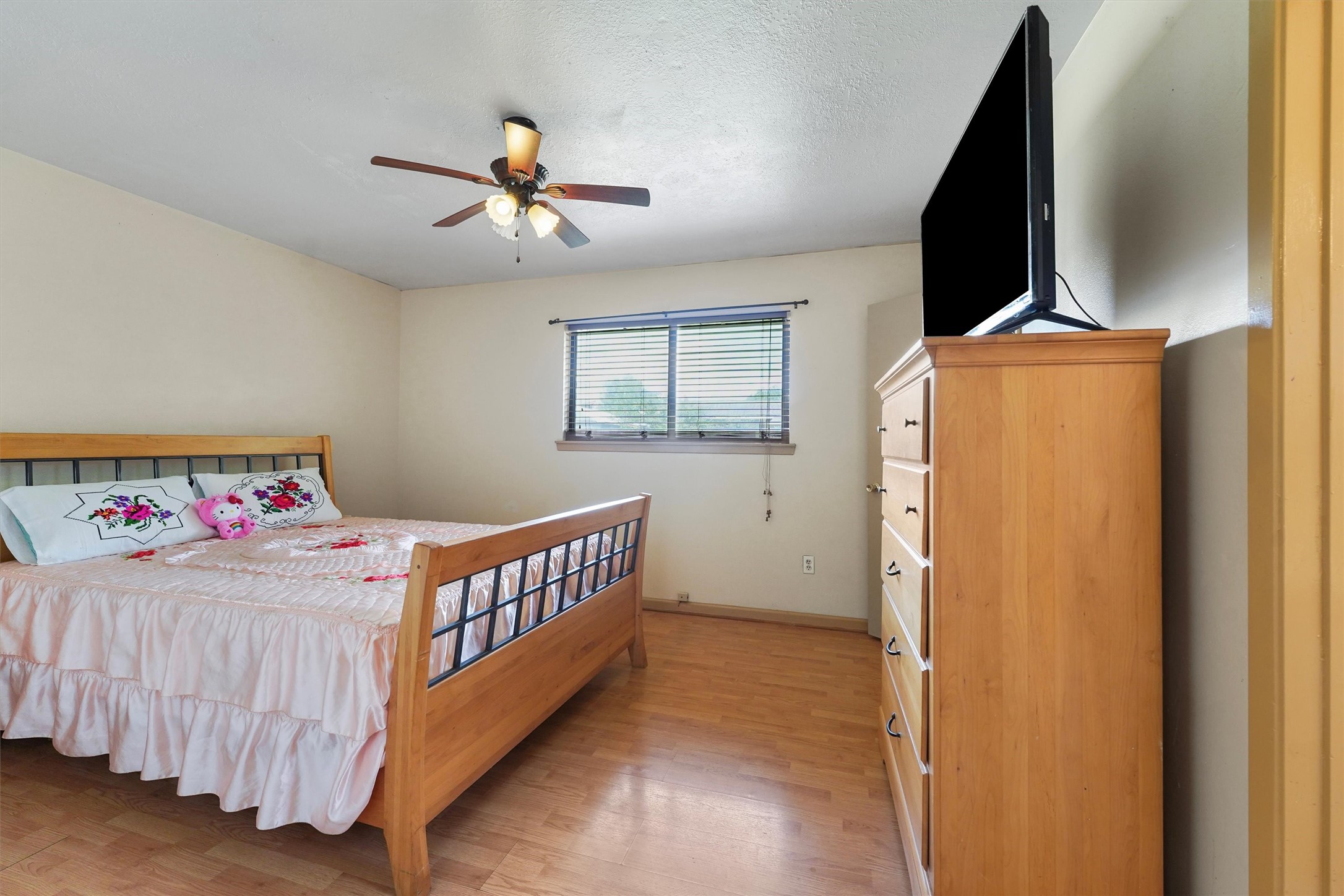 730 Stonyridge Street Channelview, TX 77530 - Photo 19 of 26 a bedroom with a bed and a chandelier