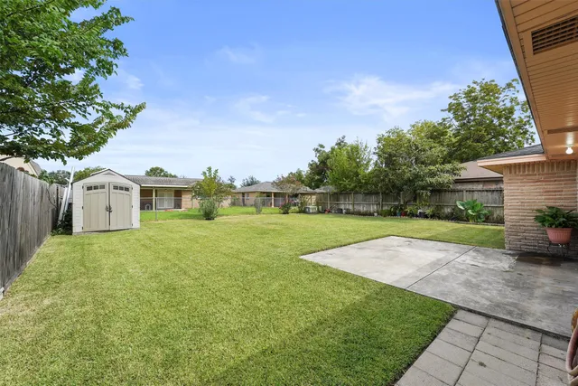 a view of a backyard