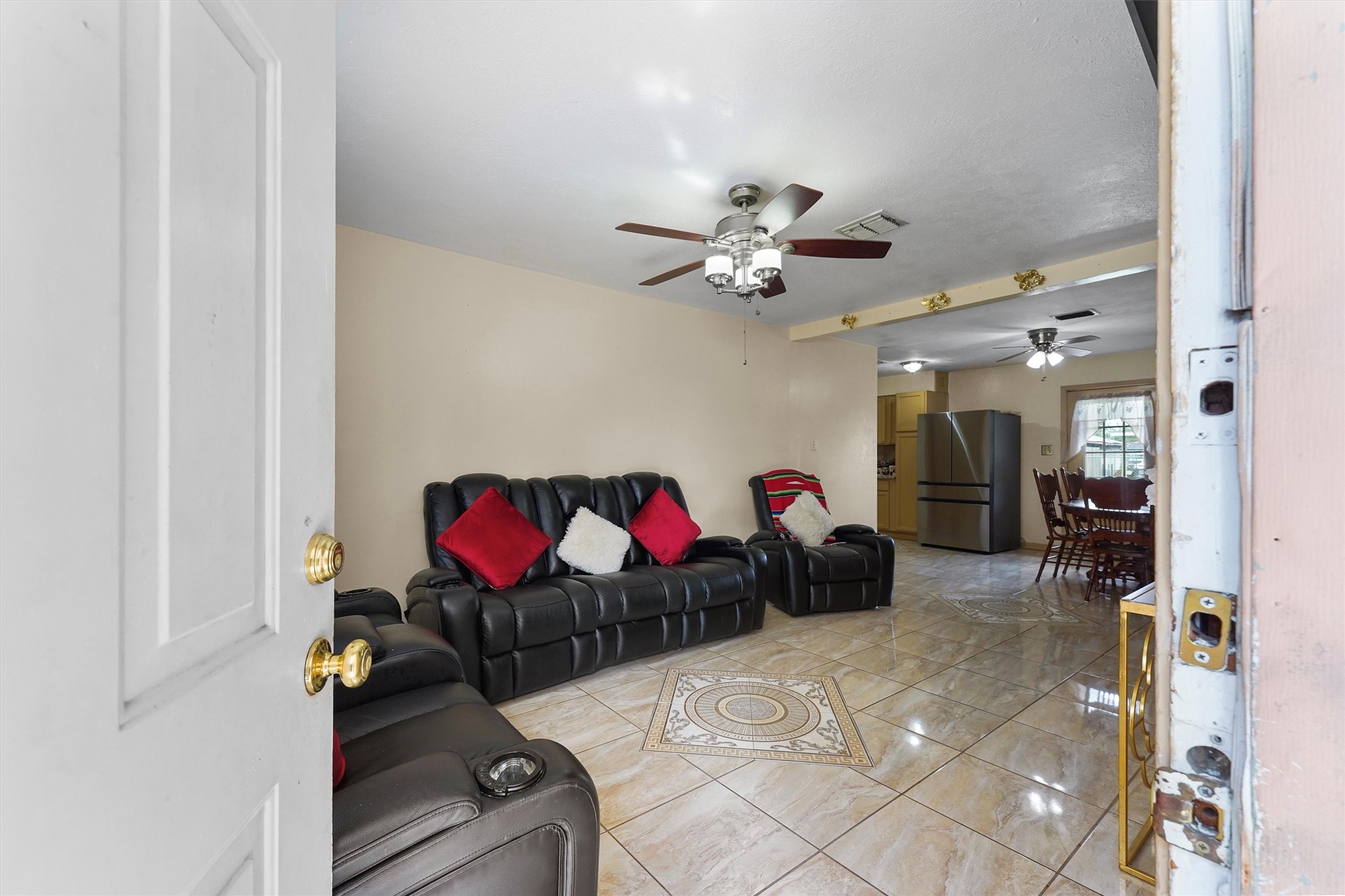 730 Stonyridge Street Channelview, TX 77530 - Photo 4 of 26 a view of a room with gaming equipment