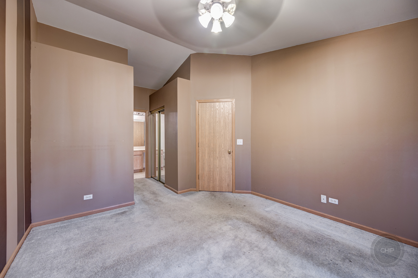 752 County Line Road Aurora, IL 60502 - Photo 21 of 30 an empty room with a bathroom