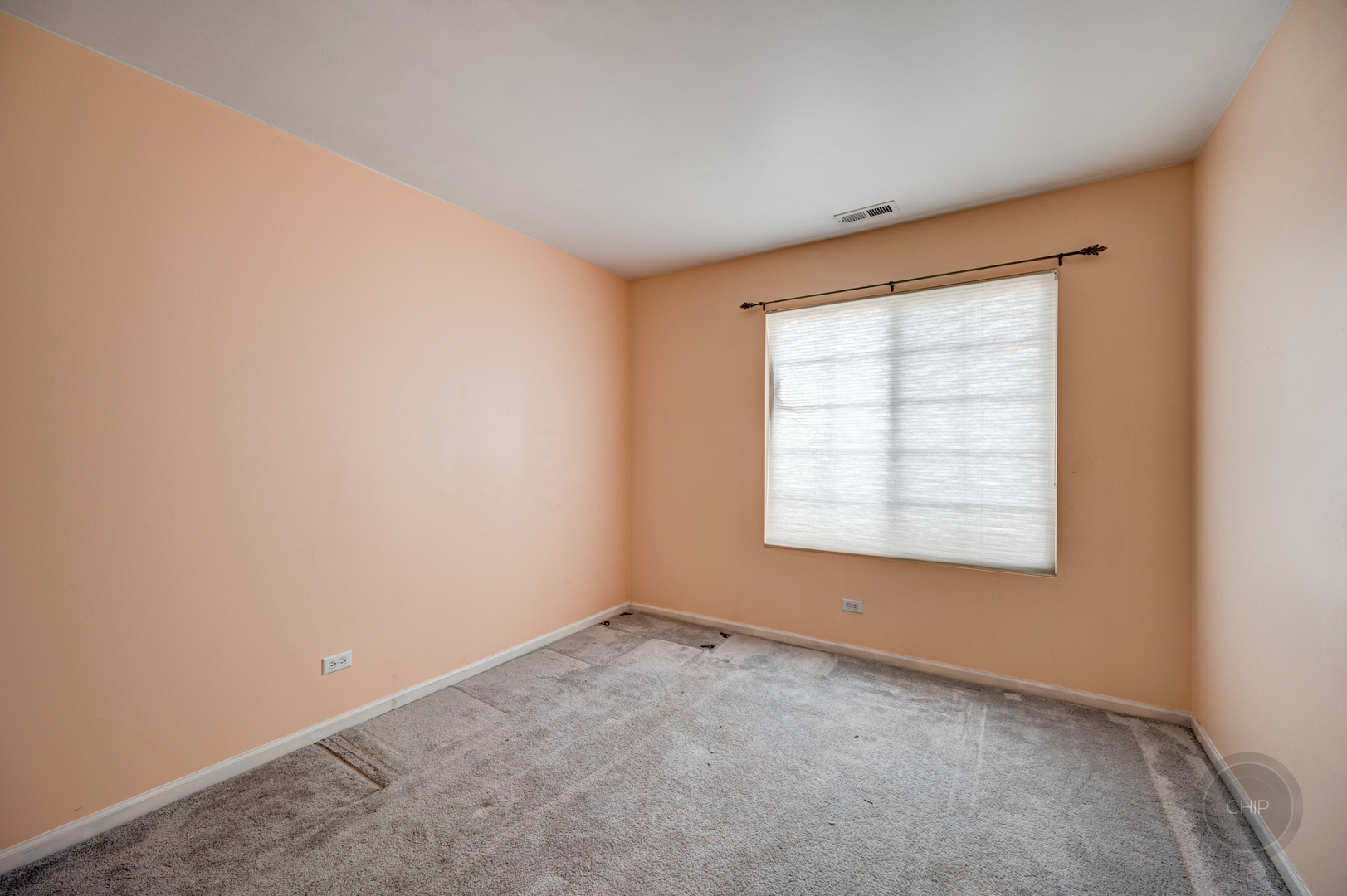752 County Line Road Aurora, IL 60502 - Photo 23 of 30 an empty room with a window