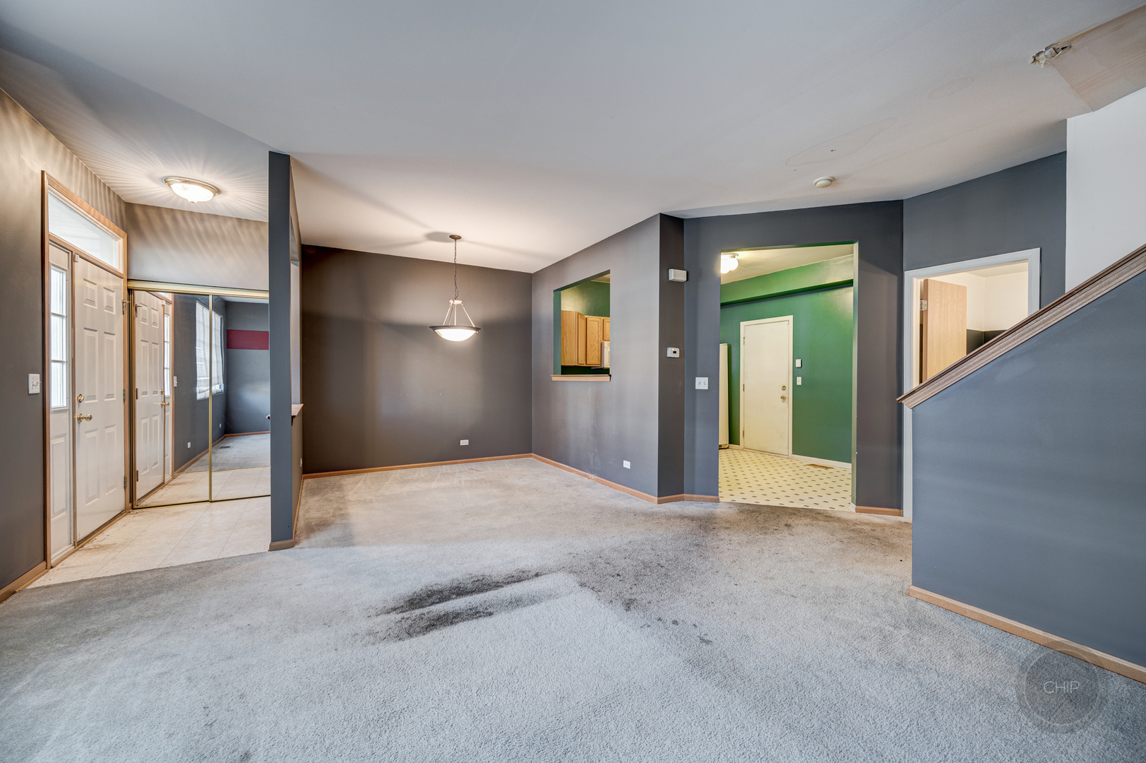 752 County Line Road Aurora, IL 60502 - Photo 4 of 30 a view of entryway with a livingroom