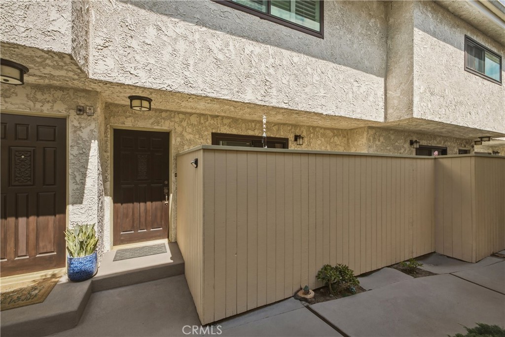 2615 Ruhland Avenue, Unit 15 Redondo Beach, CA 90278 - Photo 2 of 44 Bright and sunny entrance