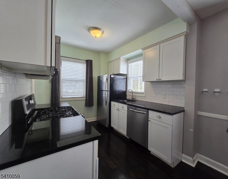 48 Freeman Place Nutley, NJ 07110 - Photo 4 of 17