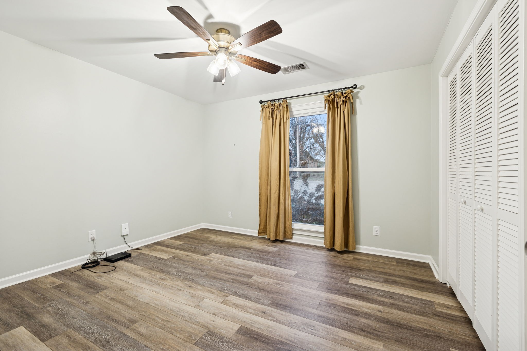350 State Street Cookeville, TN 38501 - Photo 31 of 44 an empty room with wooden floor and windows