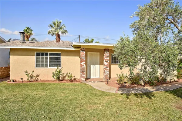 a view of a house with a backyard