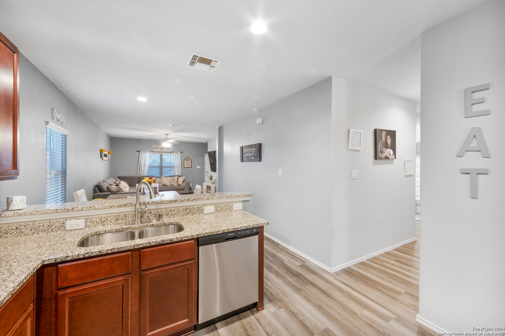 7104 Quarter Moon Converse, TX 78109 - Photo 12 of 28