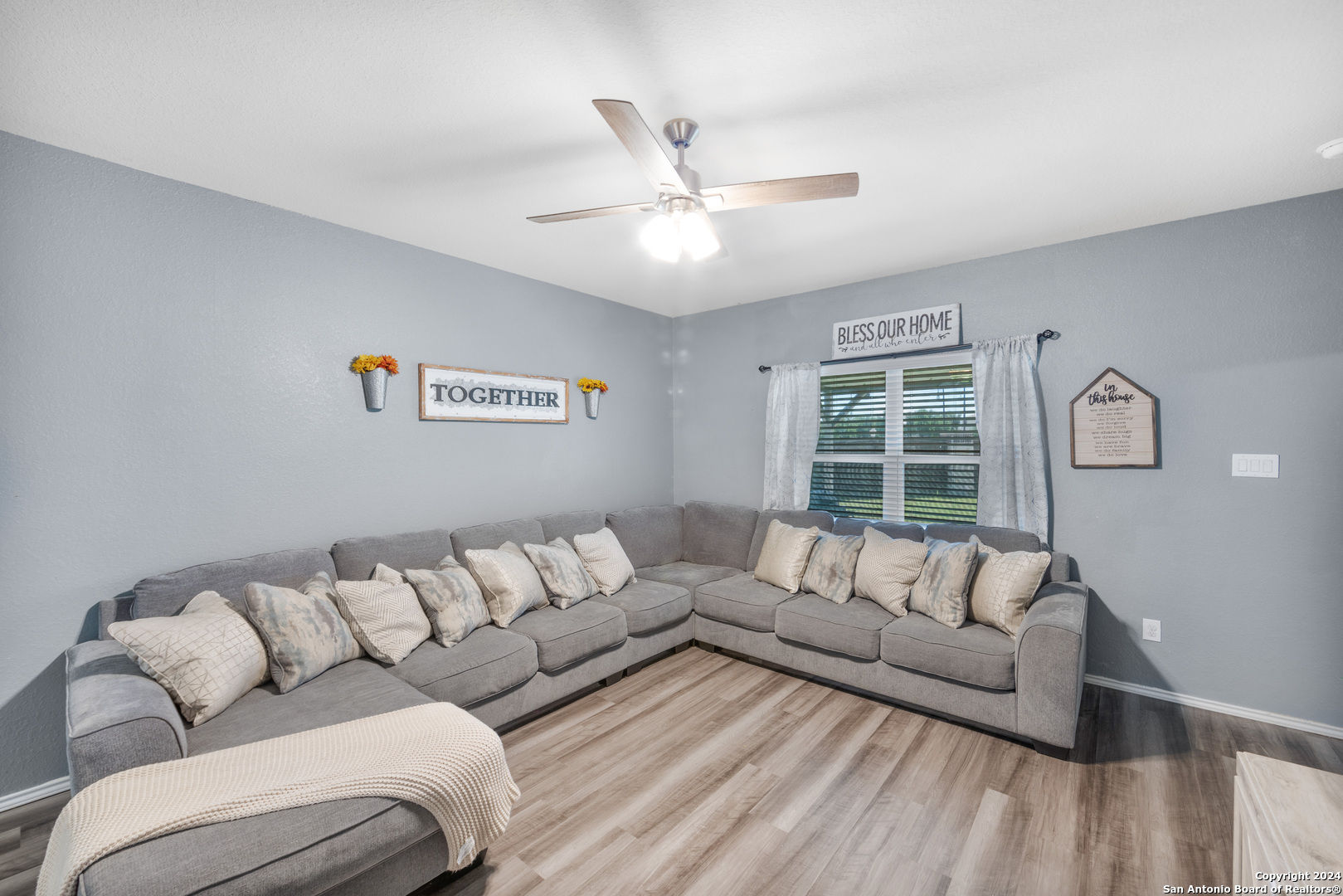 7104 Quarter Moon Converse, TX 78109 - Photo 16 of 28 a living room with furniture and a large window