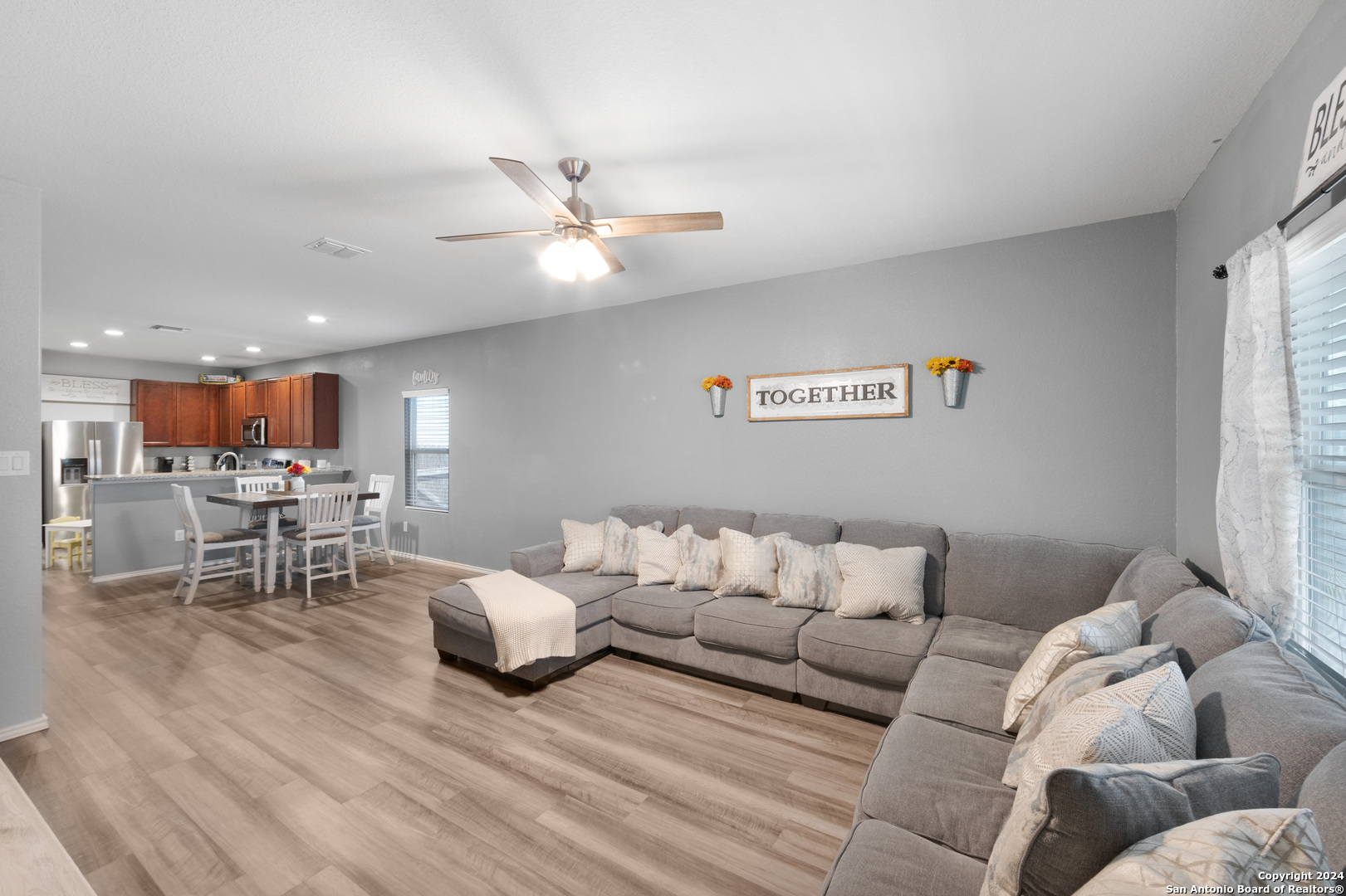 7104 Quarter Moon Converse, TX 78109 - Photo 17 of 28 a living room with furniture and kitchen view