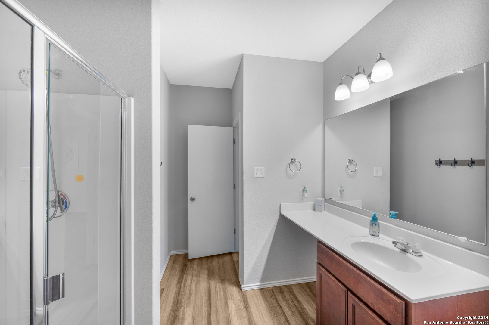 7104 Quarter Moon Converse, TX 78109 - Photo 20 of 28 a bathroom with a sink vanity and a mirror