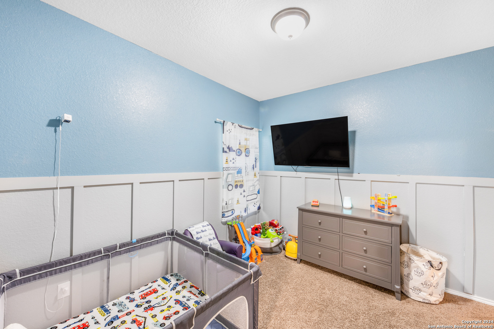 7104 Quarter Moon Converse, TX 78109 - Photo 21 of 28 a living room with furniture and a flat screen tv