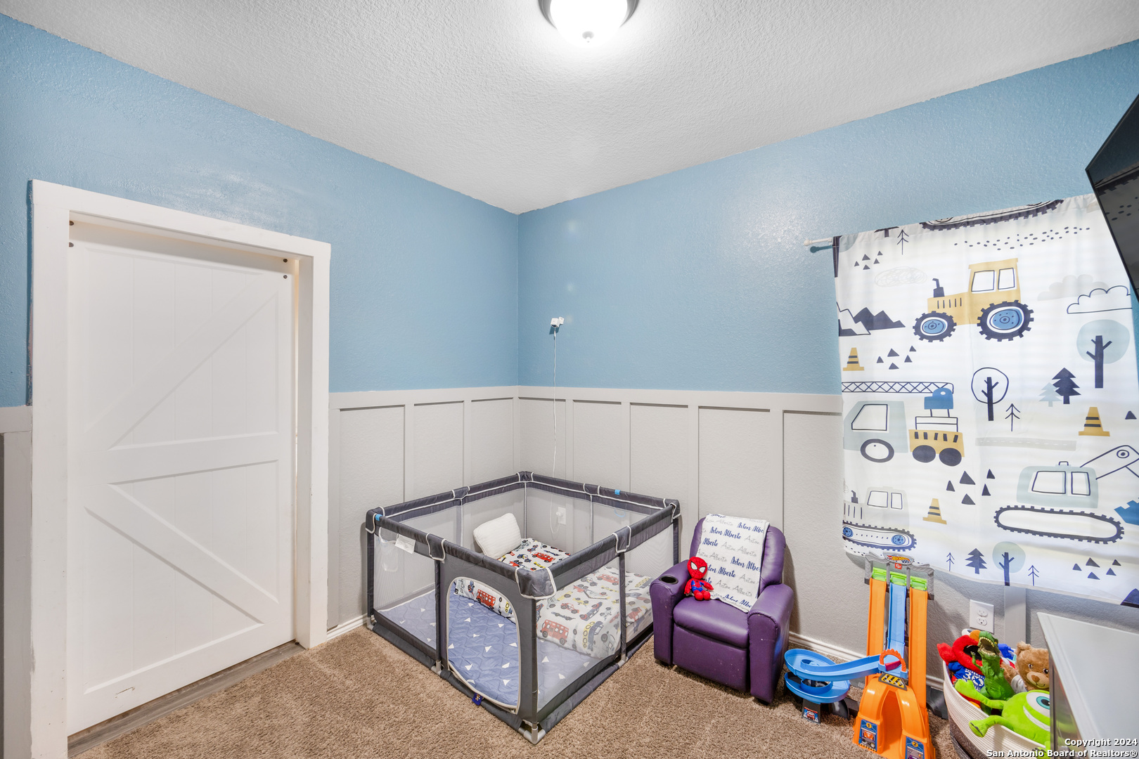 7104 Quarter Moon Converse, TX 78109 - Photo 22 of 28 a living room with furniture and baby crib