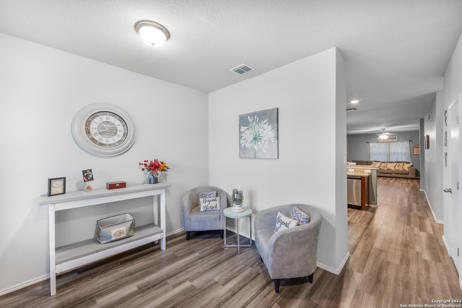 7104 Quarter Moon Converse, TX 78109 - Photo 8 of 28 a living room with furniture and a wooden floor