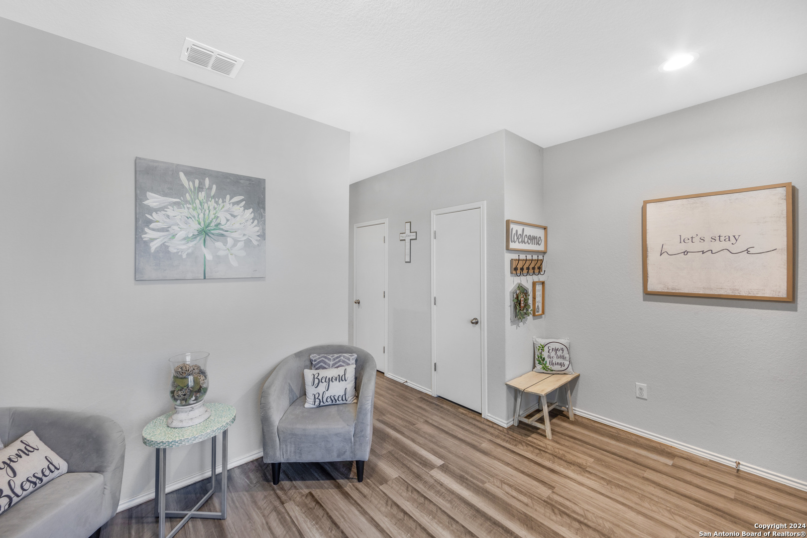 7104 Quarter Moon Converse, TX 78109 - Photo 9 of 28 a living room with furniture and a wooden floor