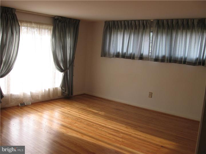 373 Lewis Road Springfield, PA 19064 - Photo 3 of 23 Living Room