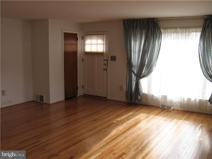 373 Lewis Road Springfield, PA 19064 - Photo 4 of 23 Living Room