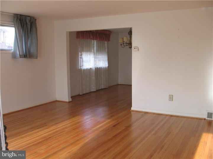 373 Lewis Road Springfield, PA 19064 - Photo 5 of 23 Living Room