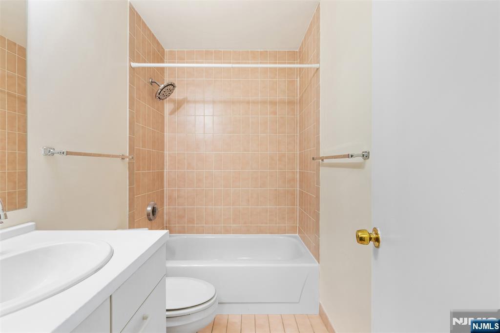 1150 River Road, Unit 4H Edgewater, NJ 07020 - Photo 30 of 44