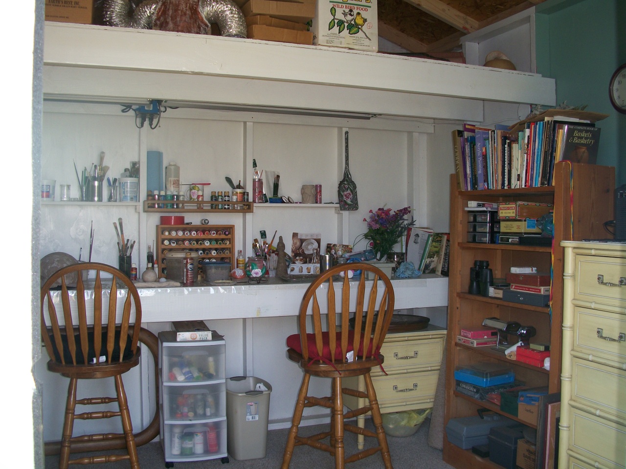 21932 Lone Tree Road Anderson, CA 96007 - Photo 21 of 26 a living room with lots of furniture and a book shelf