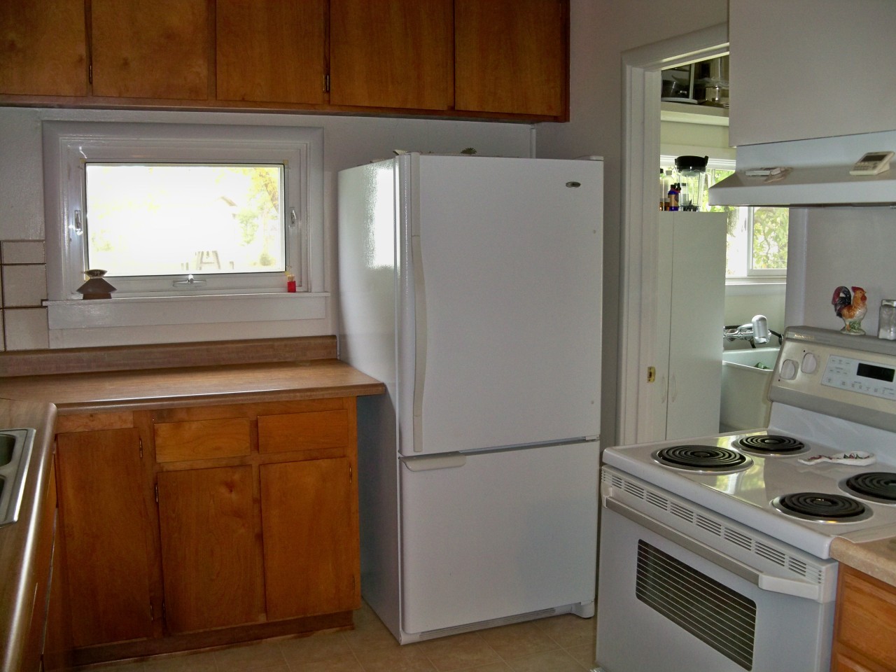 21932 Lone Tree Road Anderson, CA 96007 - Photo 6 of 26 a kitchen with a refrigerator and a stove