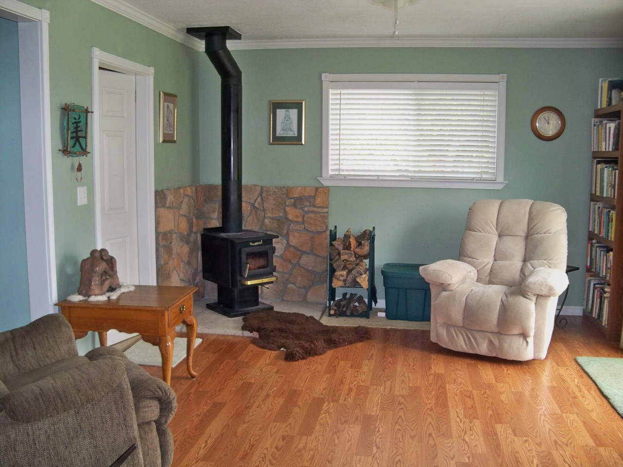 21932 Lone Tree Road Anderson, CA 96007 - Photo 9 of 26 a living room with furniture and wooden floor