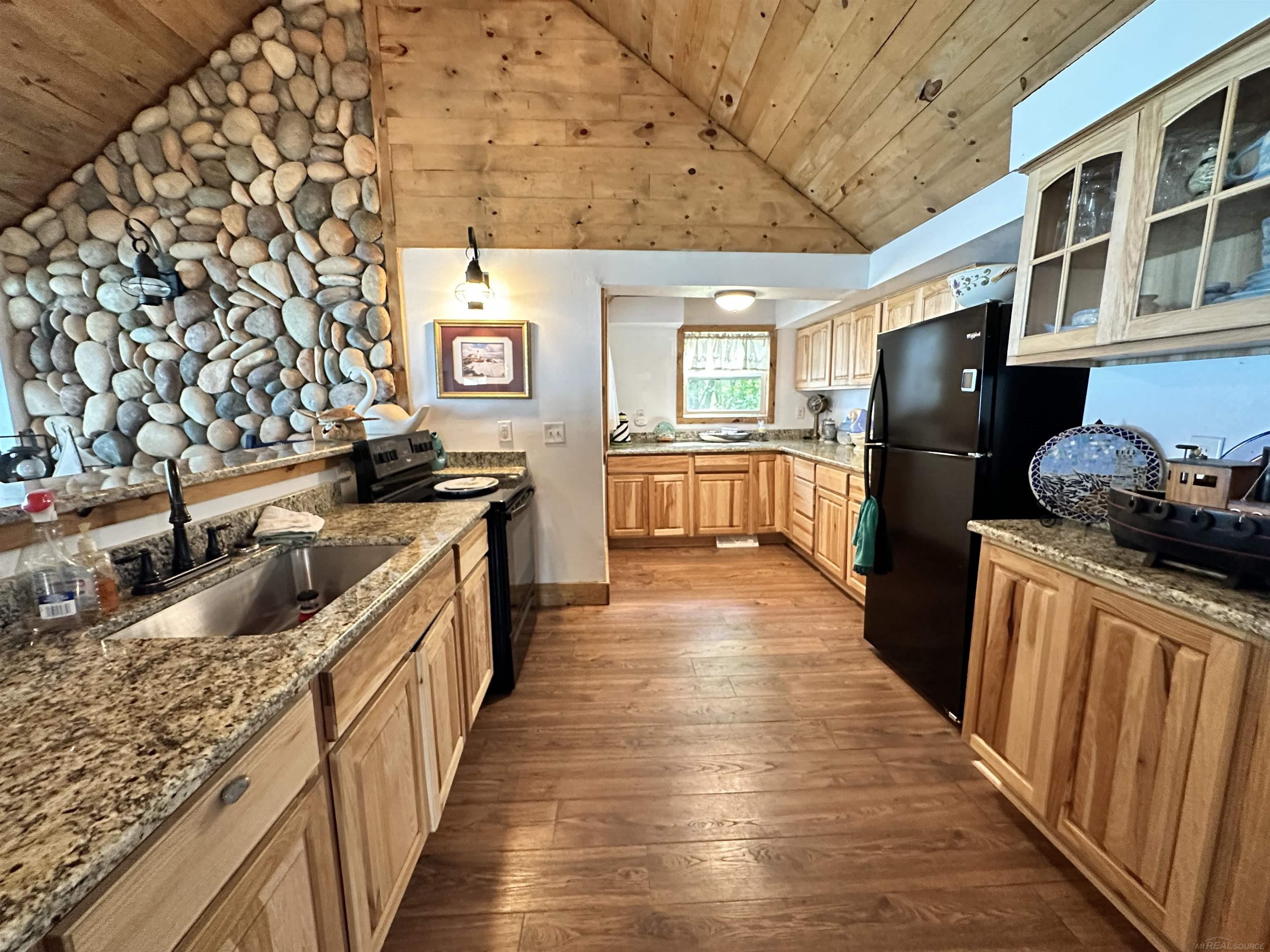 5180 Lakeshore Road Deckerville, MI 48427 - Photo 23 of 56 50118664-22.JPG