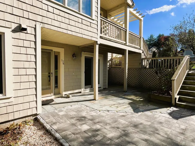 a view of a entrance of the house