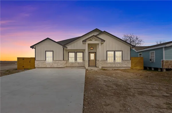 $2,100 | 947 Mesquite Street, Robstown, TX 78380