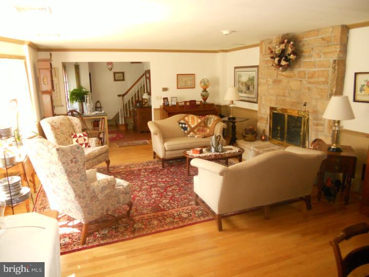 962 Weikel Road Lansdale, PA 19446 - Photo 5 of 25 Living Room